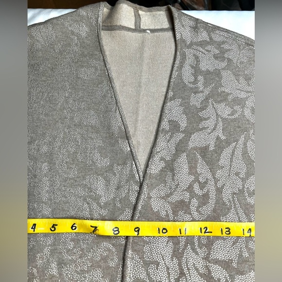 CHICO’S Taupe with silver paisley print sleeveless reversible duster size S - Picture 13 of 14